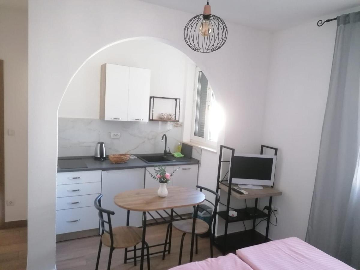 Vila Mateja Trogir Bagian luar foto